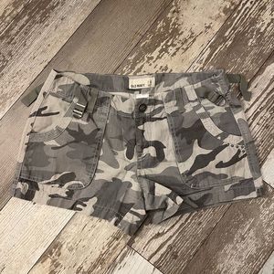 Old Navy cotton camo short with grommet detail. Size 6.
